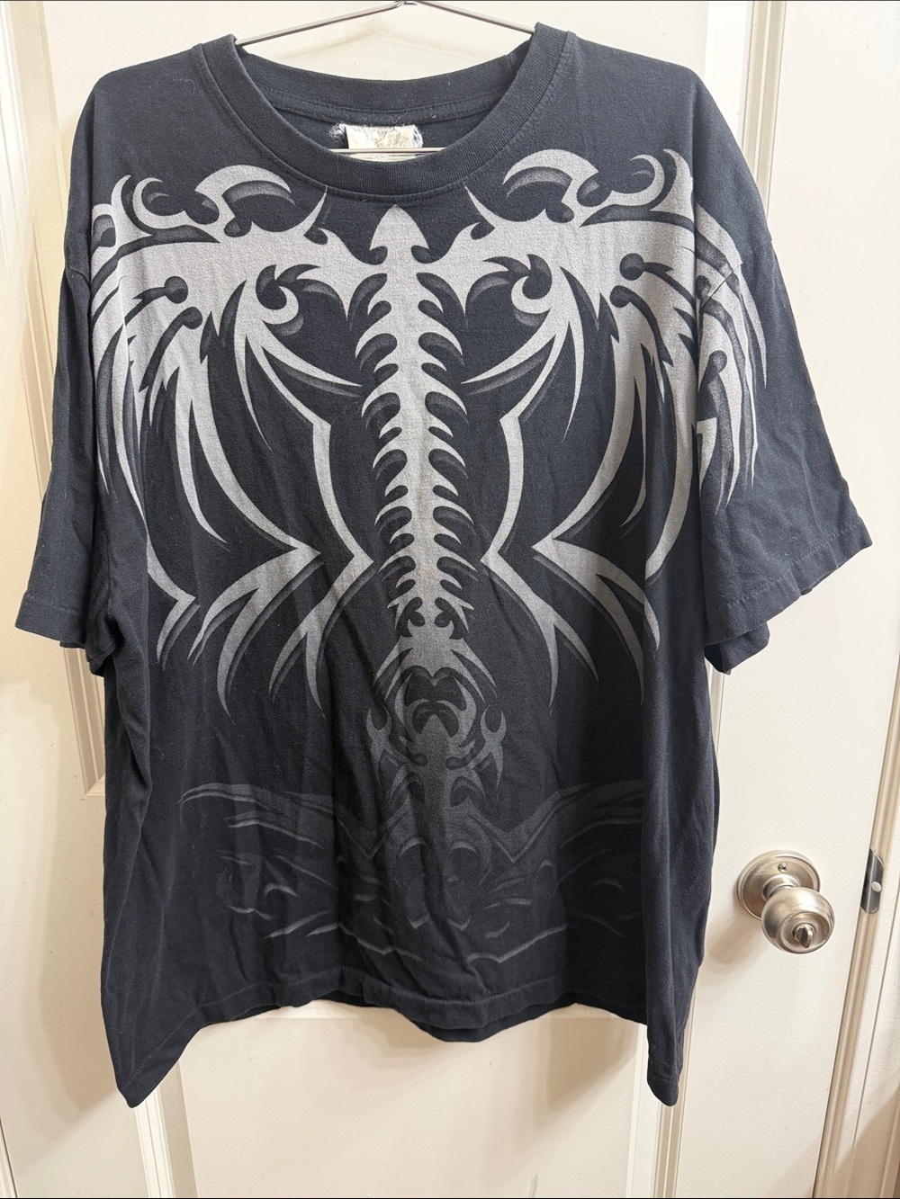 Vintage Men's Black Graphic Crew Neck T-Shirt with Silver Tribal Print front/bc